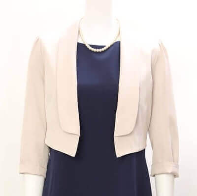 ベージュの襟付き七分袖ジャケットのサムネイル画像