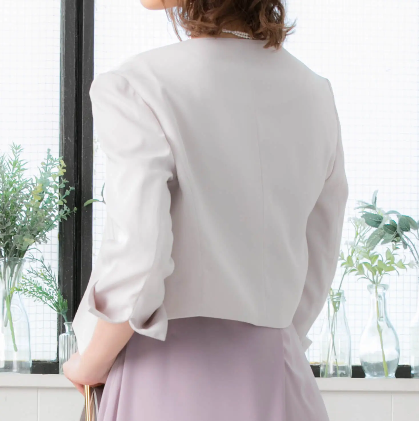 グレージュの袖口レースノーカラージャケット