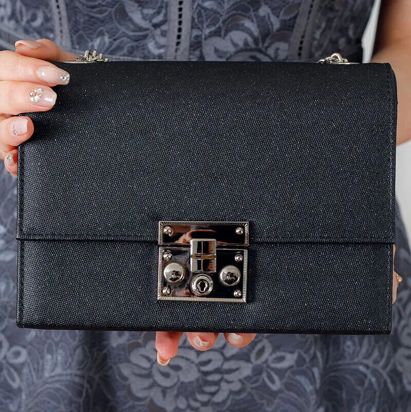 FENDI 財布 グレーっぽい色です。（FENDI(フェンディ)の代表格 