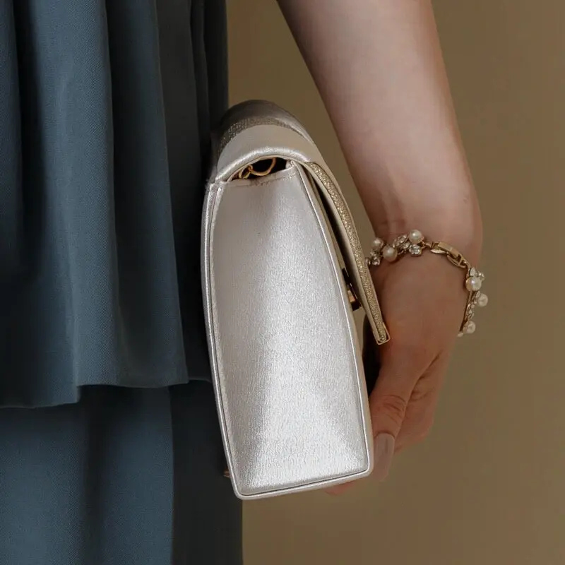 ベージュのサテンラメバッグ | アサクラ | E-8081 | 結婚式パーティー
