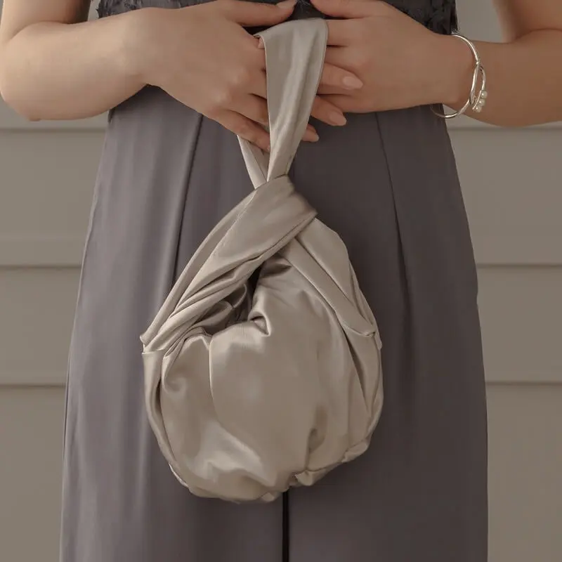 シルバーのワンハンドルサテンバッグ | ANDRESD | E-8087 | 結婚式