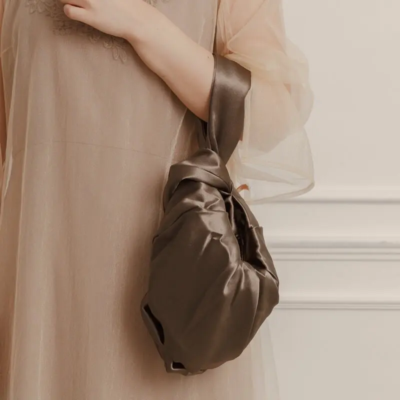 ブラウンのワンハンドルサテンバッグ | ANDRESD | E-8088 | 結婚式