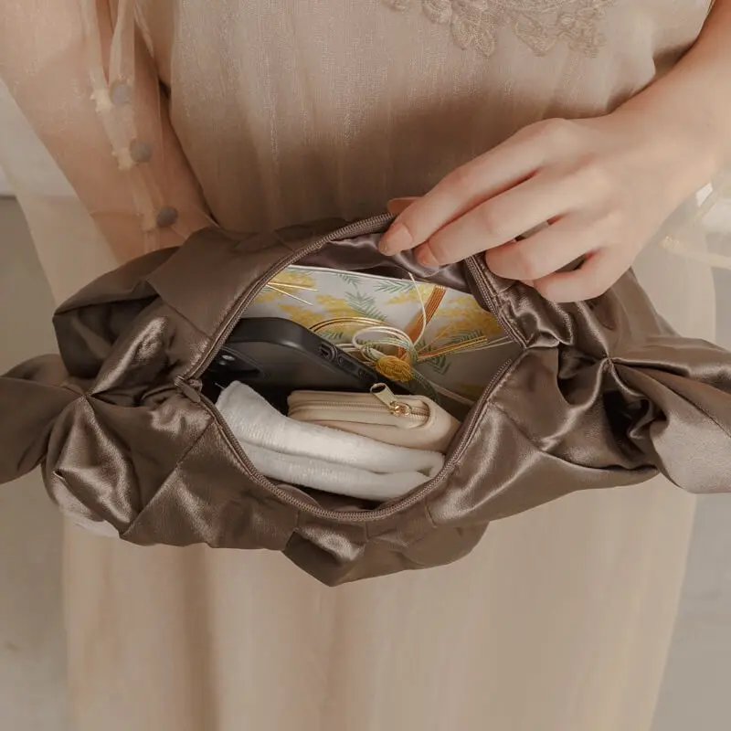 ブラウンのワンハンドルサテンバッグ | ANDRESD | E-8088 | 結婚式