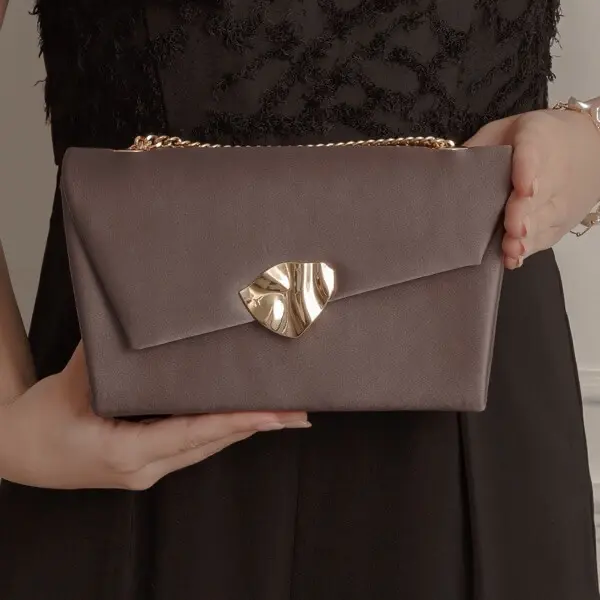 ベージュのブラスカットフラップバッグ | LE' RURE | E-8091 | 結婚式