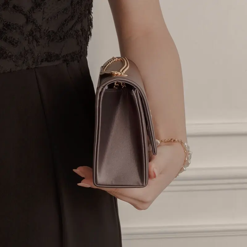 グレーのブラスカットフラップバッグ | LE' RURE | E-8089 | 結婚式