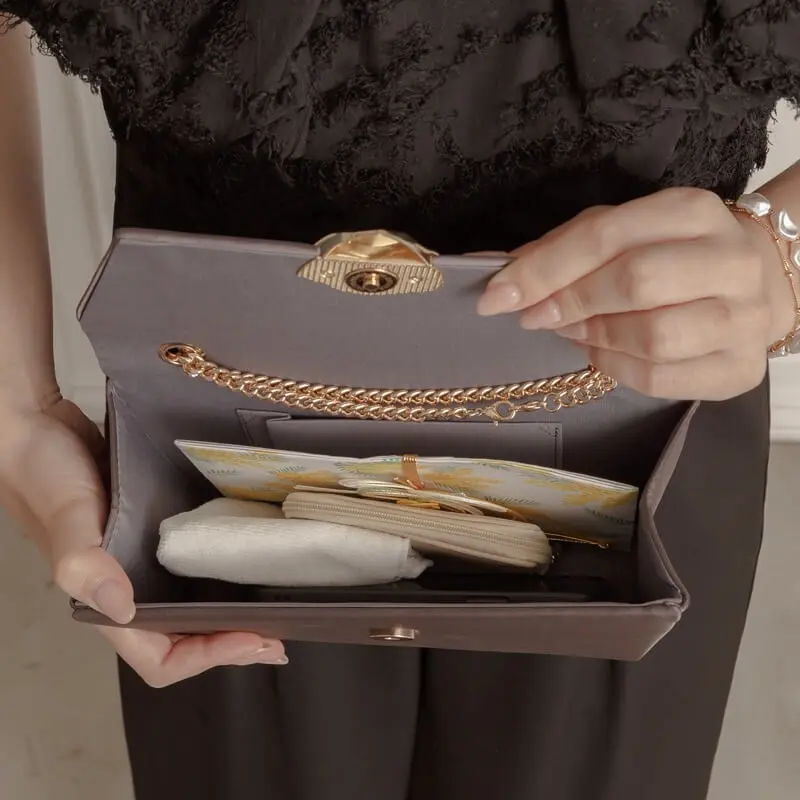 グレーのブラスカットフラップバッグ | LE' RURE | E-8089 | 結婚式