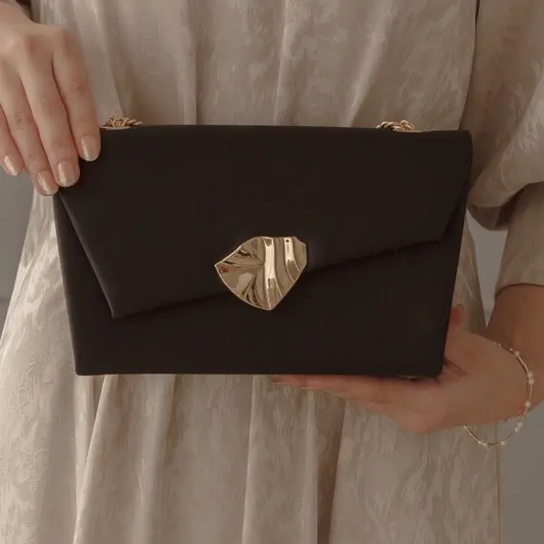 ベージュのブラスカットフラップバッグ | LE' RURE | E-8091 | 結婚式