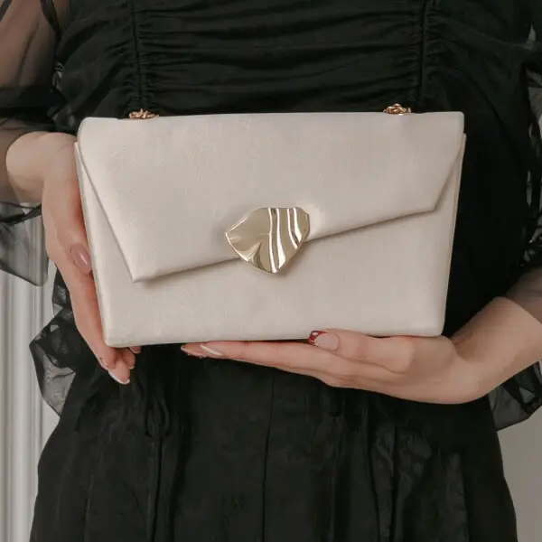 グレーのブラスカットフラップバッグ | LE' RURE | E-8089 | 結婚式