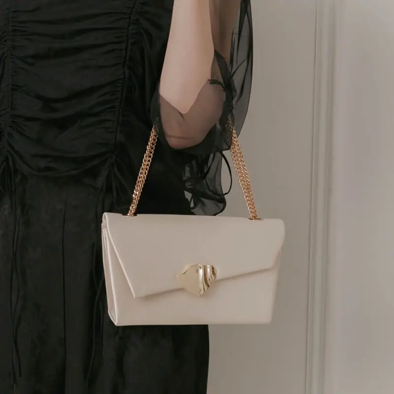 ベージュのブラスカットフラップバッグ | LE' RURE | E-8091 | 結婚式