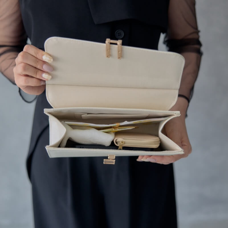 ベージュのメタルバングルバッグの商品画像4