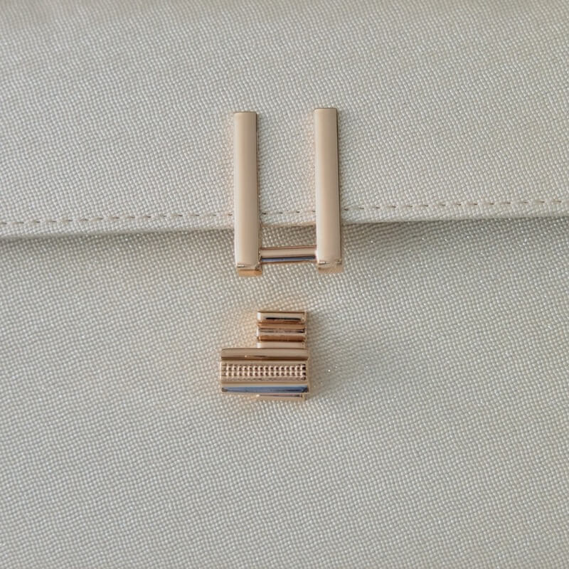 ベージュのメタルバングルバッグの商品画像5