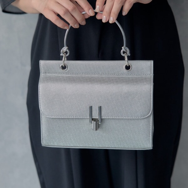 グレーのメタルバングルバッグ | E-8101