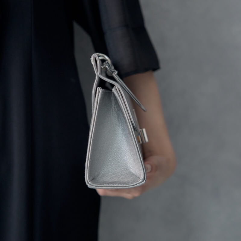 グレーのメタルバングルバッグの商品画像2