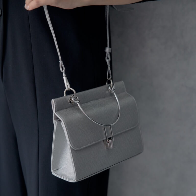 グレーのメタルバングルバッグの商品画像3