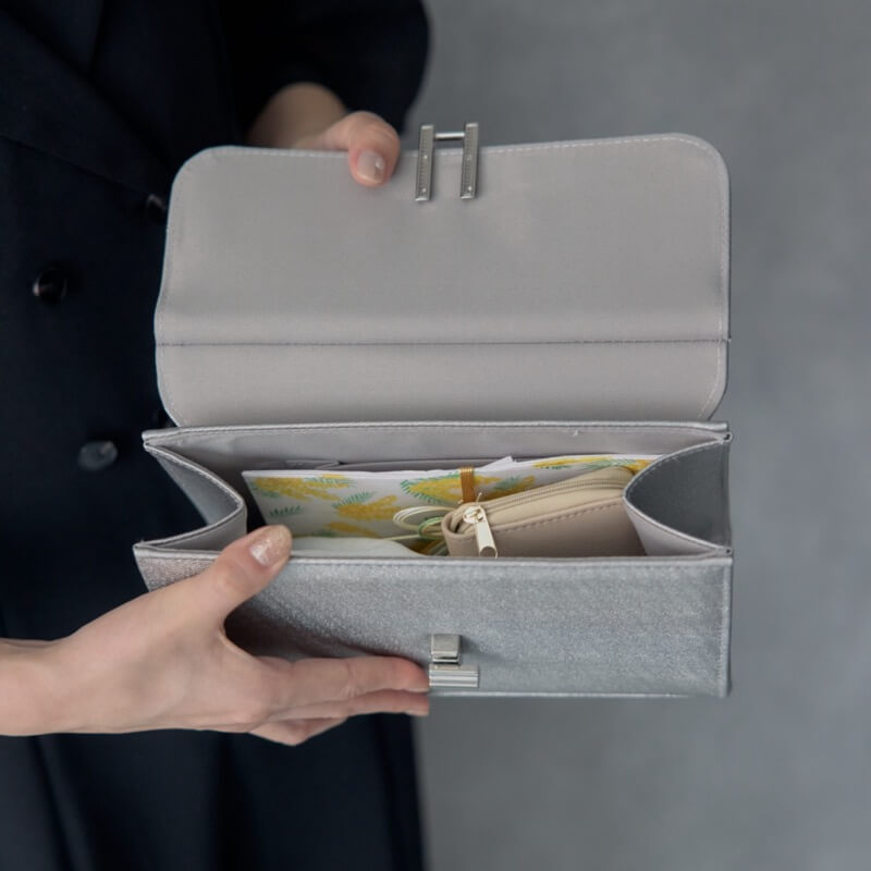 グレーのメタルバングルバッグの商品画像4