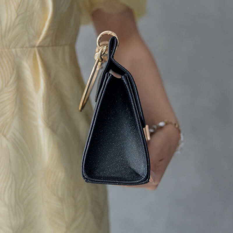 ブラックのメタルバングルバッグの商品画像2