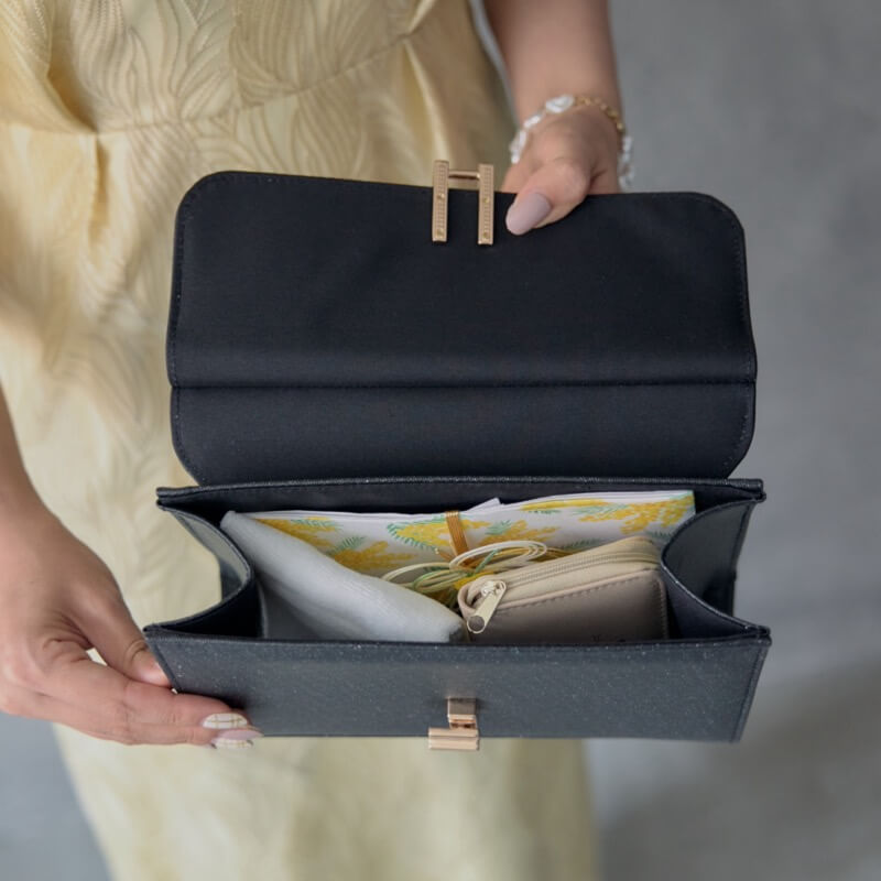 ブラックのメタルバングルバッグの商品画像4