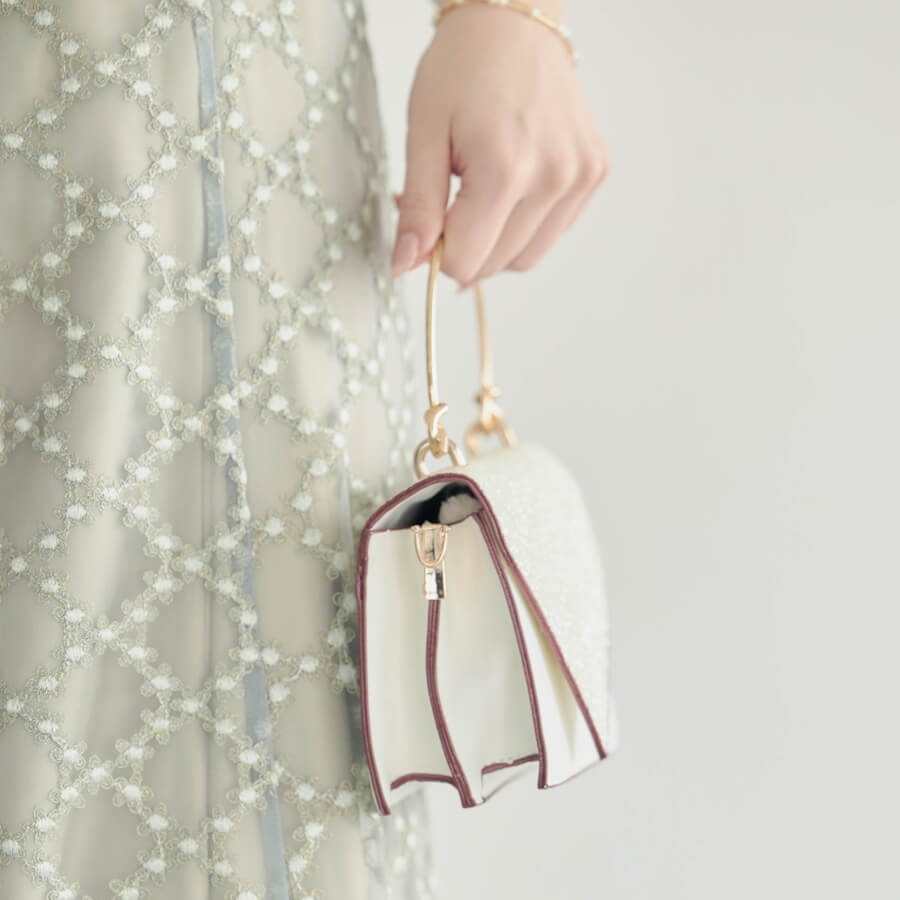 オフホワイトのラメフラップレザーバッグの商品画像2