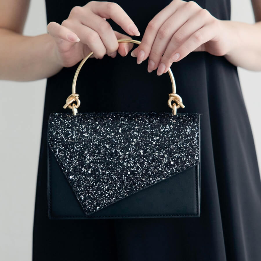 ブラックのラメフラップレザーバッグの商品画像1