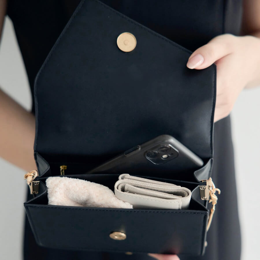 ブラックのラメフラップレザーバッグの商品画像4