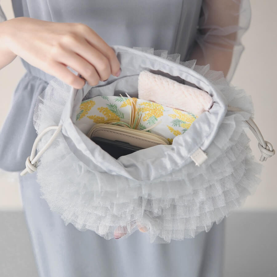 グレーのドローストリングバッグの商品画像4
