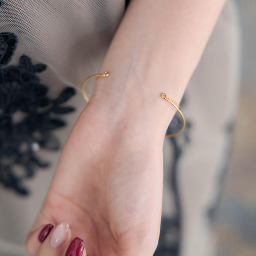 ゴールドのワイヤー×チェーンブレスレットの商品画像3