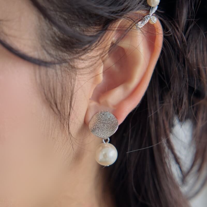 シルバーのマットプレートパールイヤリングの商品画像3