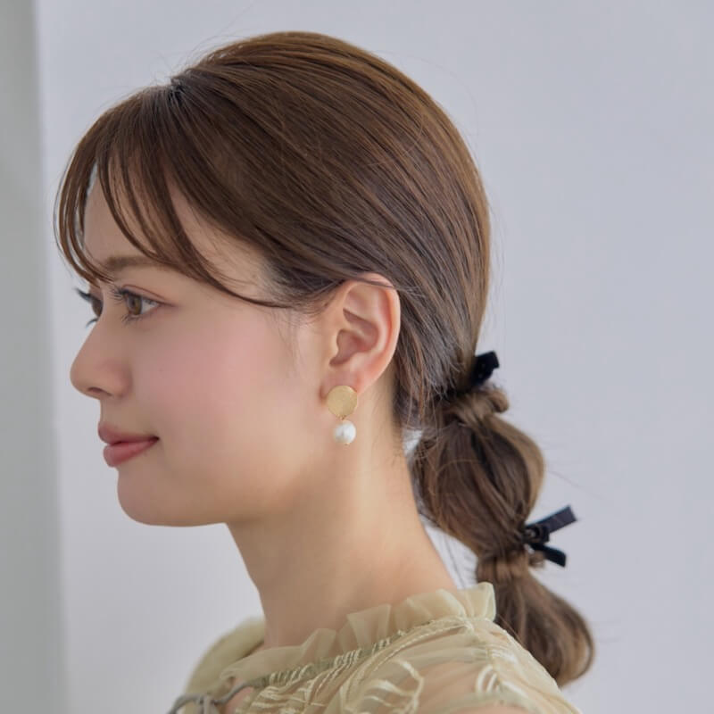 ゴールドのマットプレートパールイヤリングの商品画像2