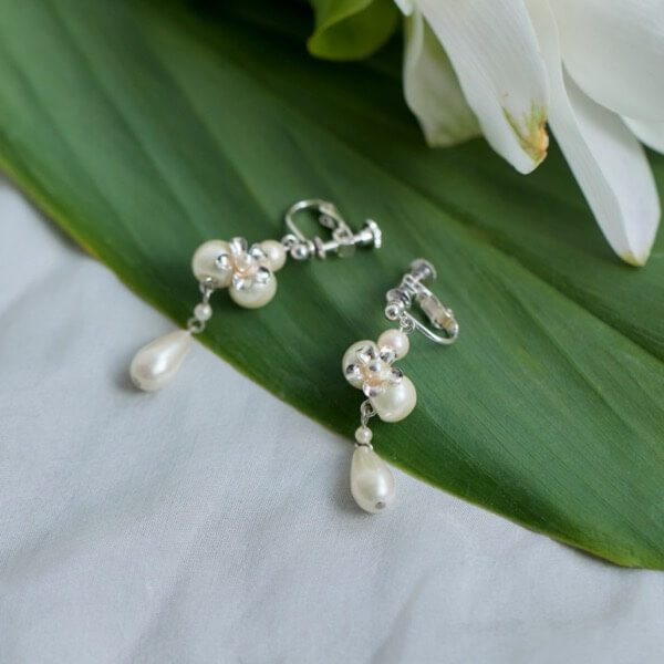 シルバーのミニフラワーパールイヤリング | I-0076