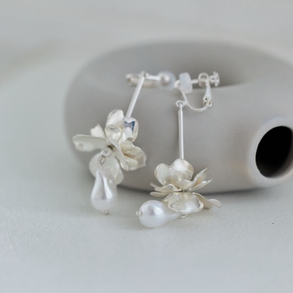 シルバーのメタルフラワーパールイヤリング | I-0078