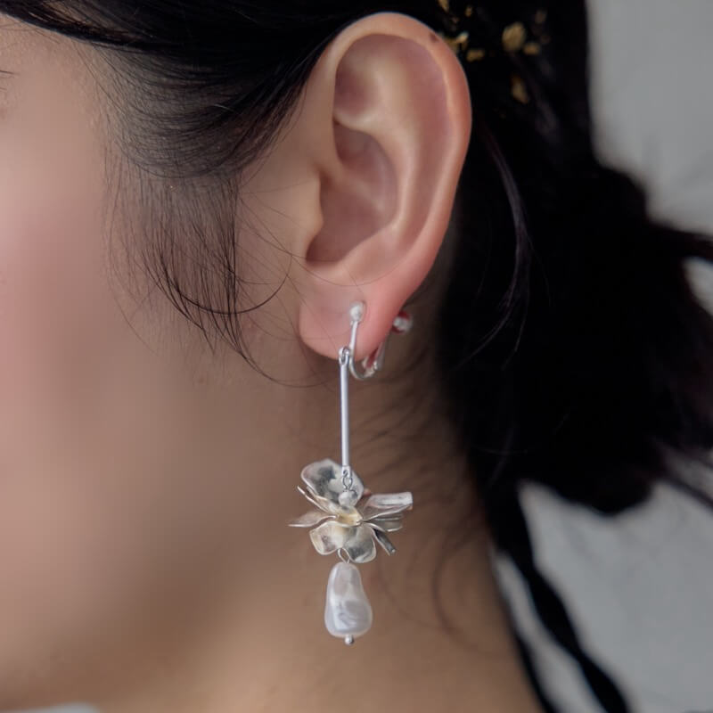 シルバーのメタルフラワーパールイヤリングの商品画像3