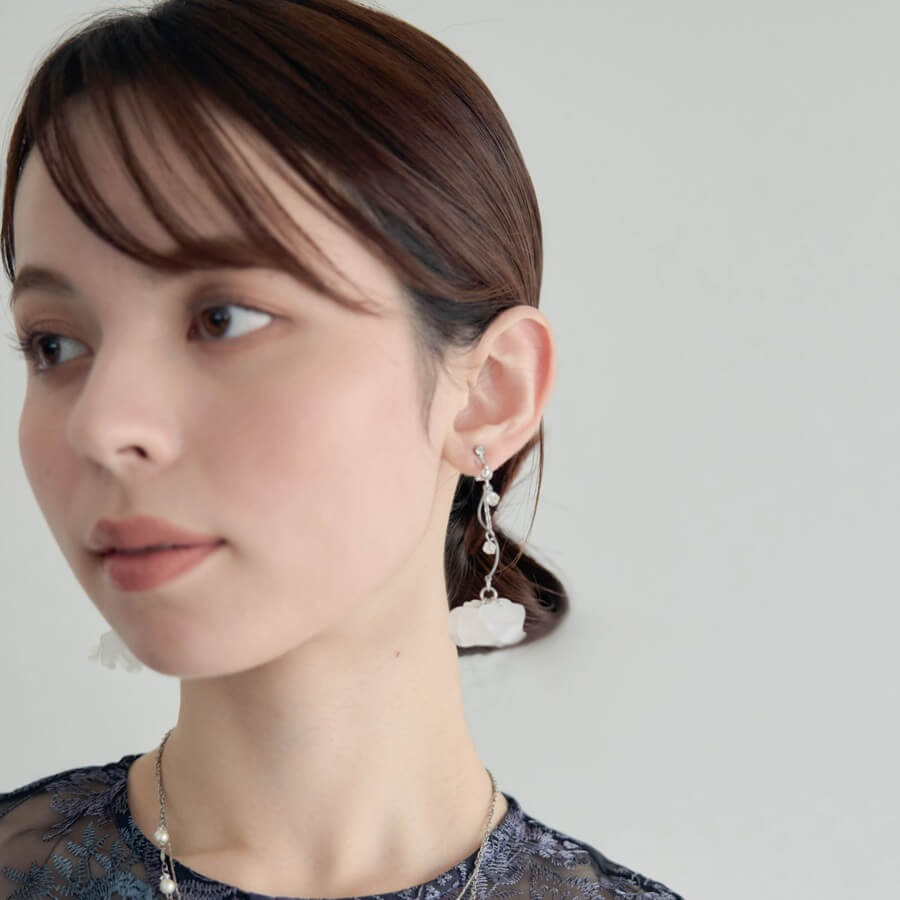 シルバーのシアーフラワーイヤリングの商品画像2