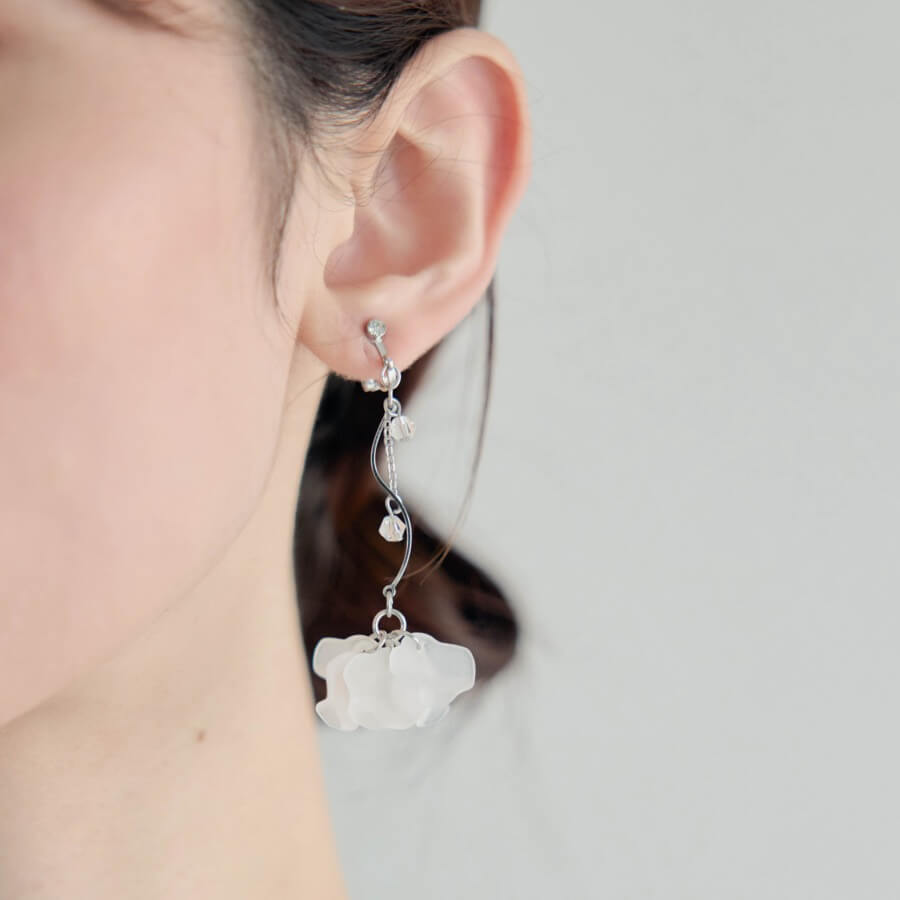 シルバーのシアーフラワーイヤリングの商品画像3