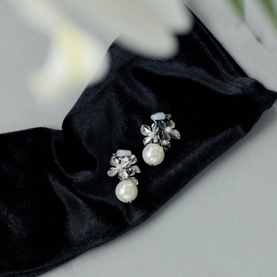 シルバーのフラワーメタルパールイヤリングの商品画像1