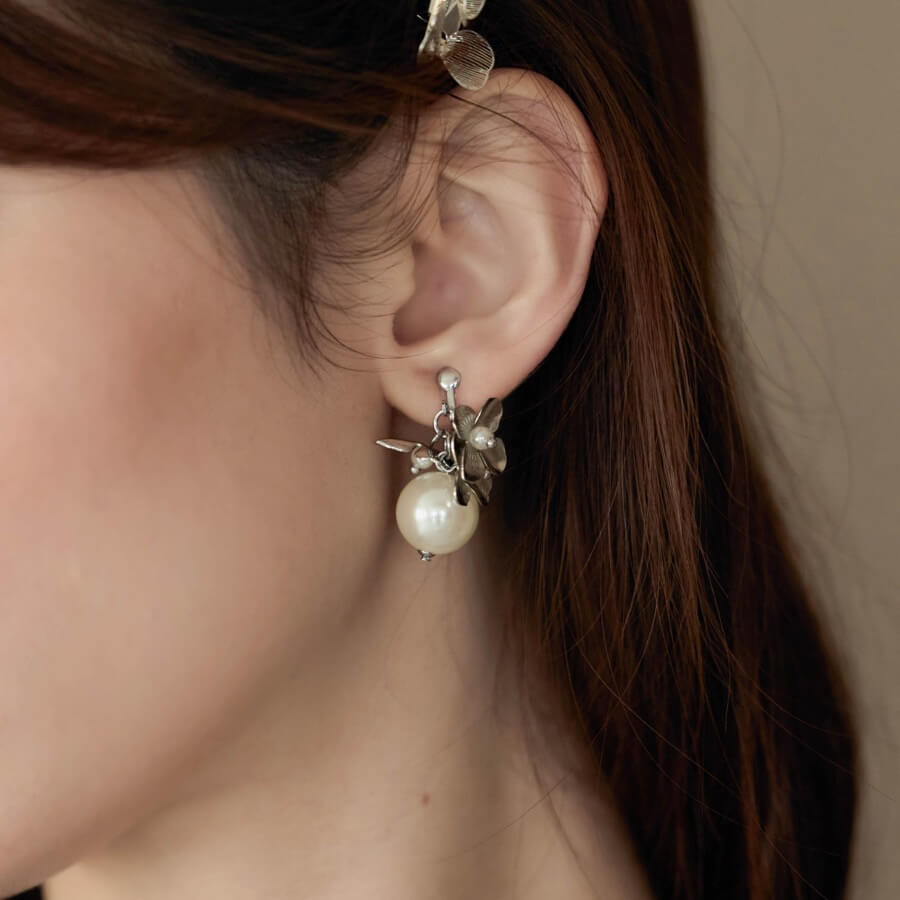 シルバーのフラワーメタルパールイヤリングの商品画像3