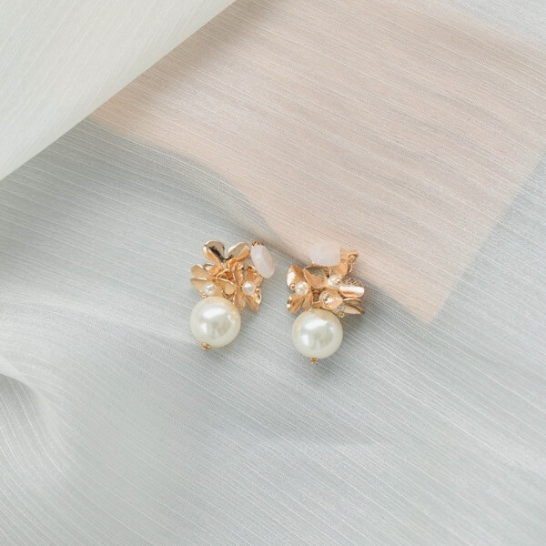 ゴールドのフラワーメタルパールイヤリング | I-0084