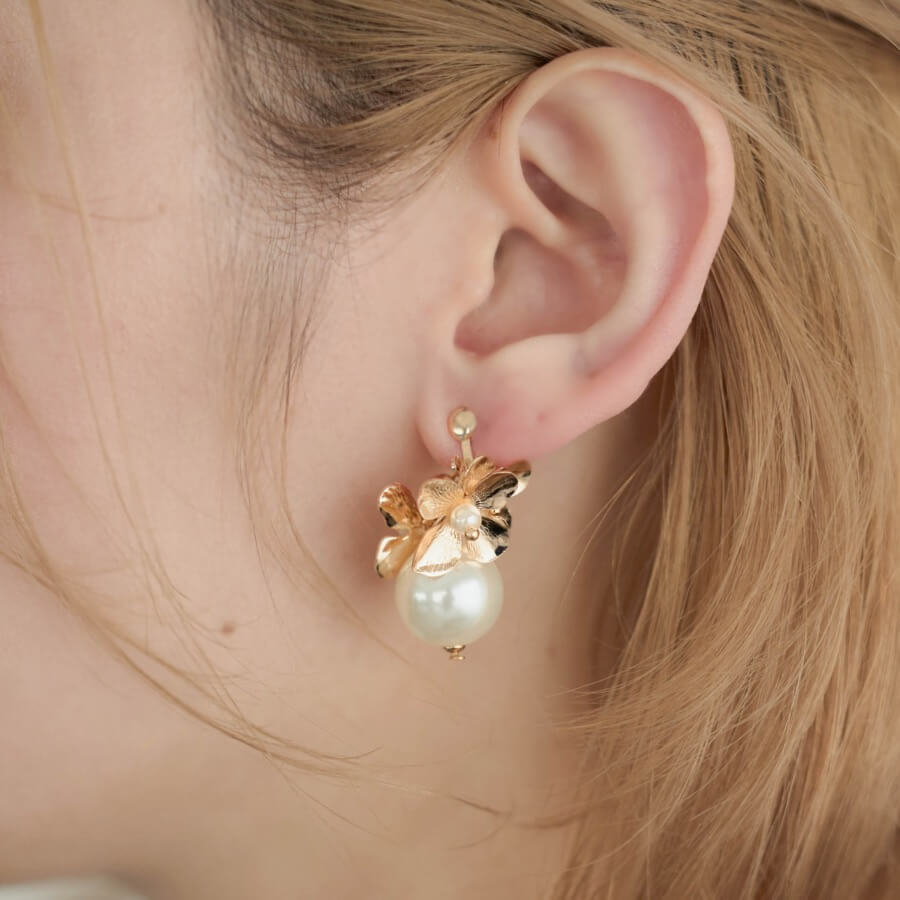 ゴールドのフラワーメタルパールイヤリングの商品画像3