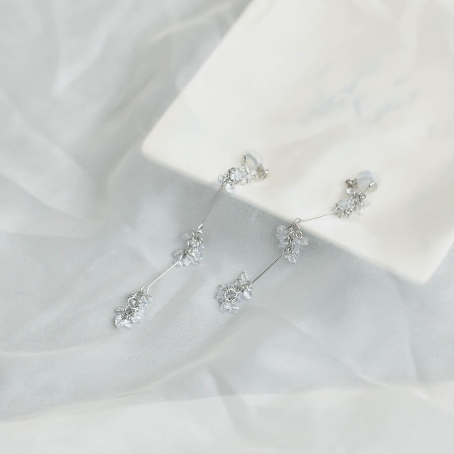 シルバーのクリアビーズロングイヤリングの商品画像1