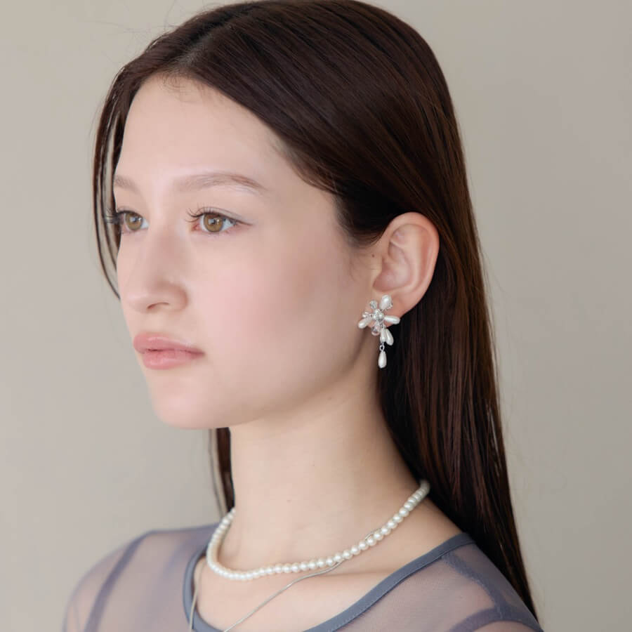 シルバーのパールフラワーラインストーンイヤリングの商品画像2