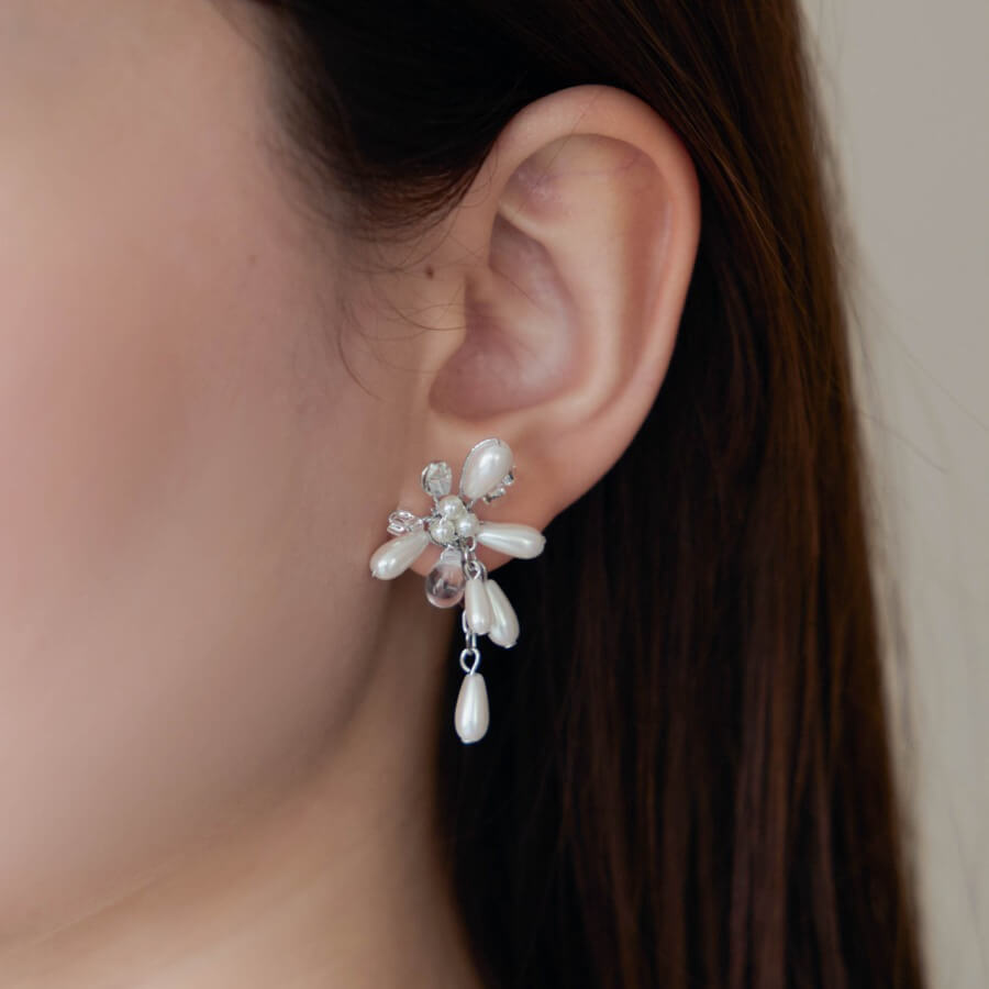 シルバーのパールフラワーラインストーンイヤリングの商品画像3