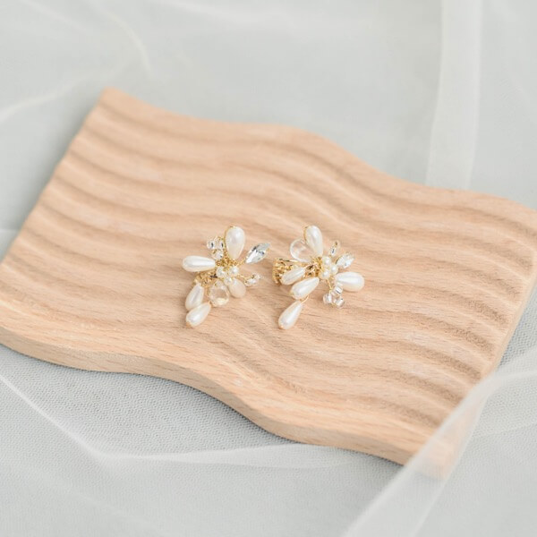 ゴールドのパールフラワーラインストーンイヤリング | I-0088