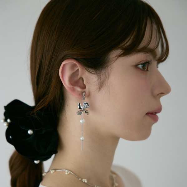 シルバーのメタリックフラワーパールイヤリングの商品画像2