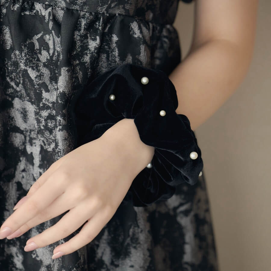 ブラックのパールベロアシュシュの商品画像3