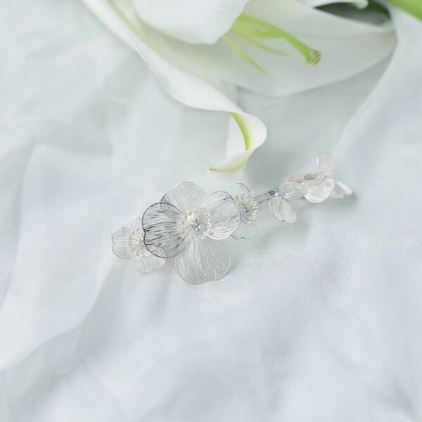 シルバーの透かしフラワーバレッタ | J-0061