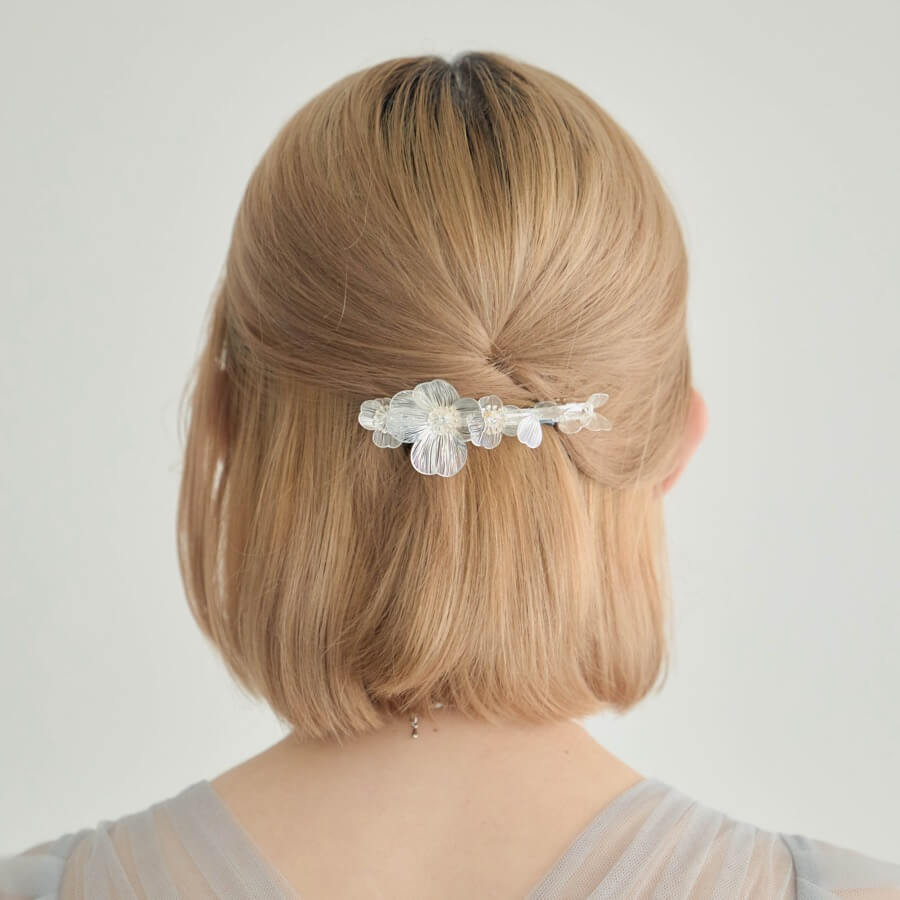 シルバーの透かしフラワーバレッタの商品画像2