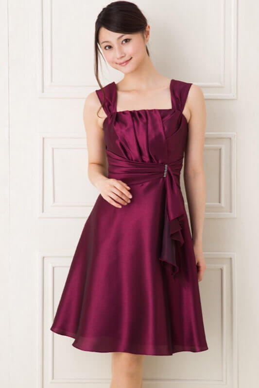 ウエストストーン付ボルドーシャンタンミニドレスのレンタルドレス