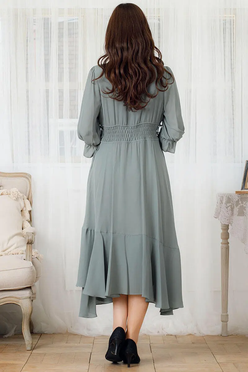 ライトカーキのボウタイ付きシャーリングドレス | Dorrydoll | M