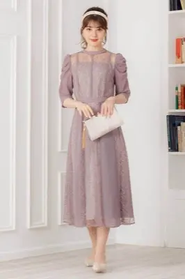 アブストラクトなつる模様のギャザースリーブドレス ライトモーブのギャザースリーブドレス | Sweet As | L | 結婚式