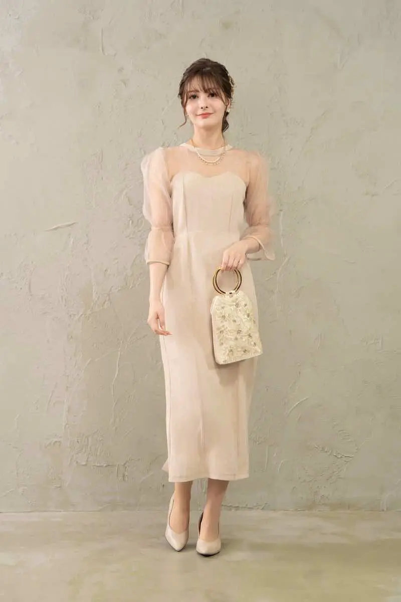 ピンクベージュのキャンディスリーブタイトドレス | SALON by Chico  