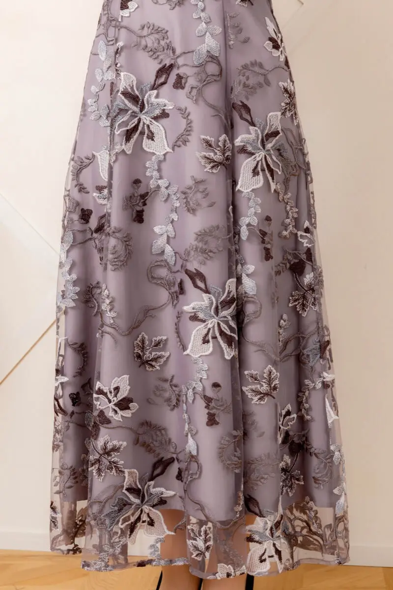 グレイッシュパープルのフラワーレースパイピングドレス | metoi | M